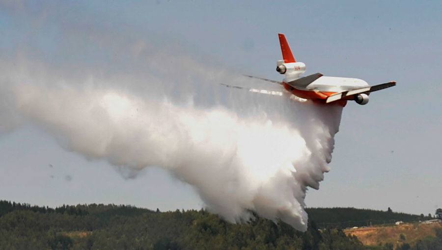 Avión Ten Tanker combate incendio forestal de grandes proporciones en