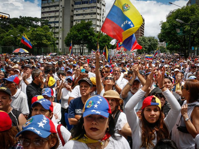 Gobierno y oposición de Venezuela acuerdan instalar una mesa de