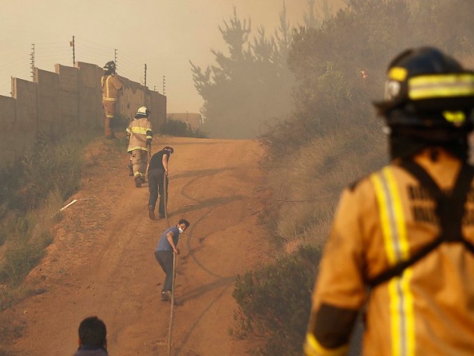 Mantienen Alerta Roja en Valparaíso 15 hectáreas ha consumido incendio