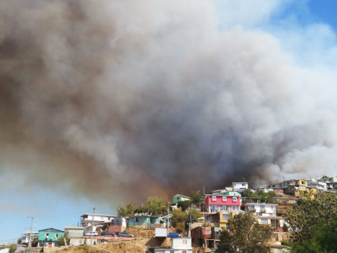 Declaran Alerta Roja para la comuna de Valparaíso por incendio forestal