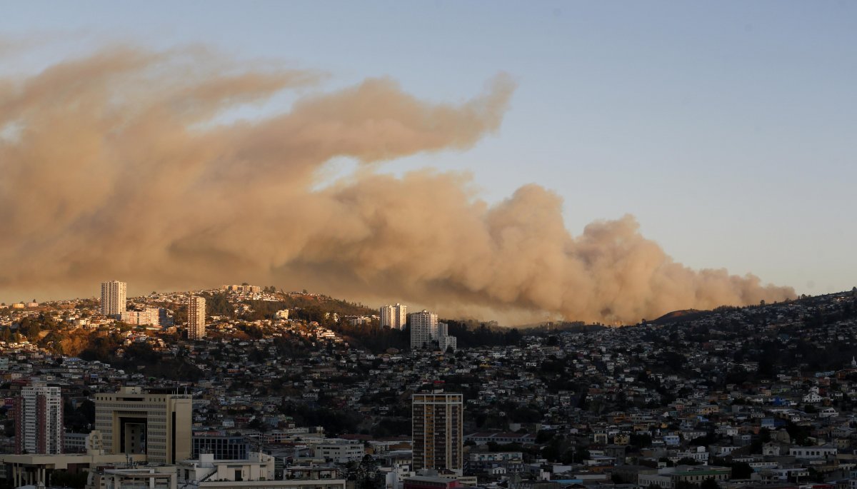 Declaran Alerta Roja por incendio forestal con propagación rápida en la