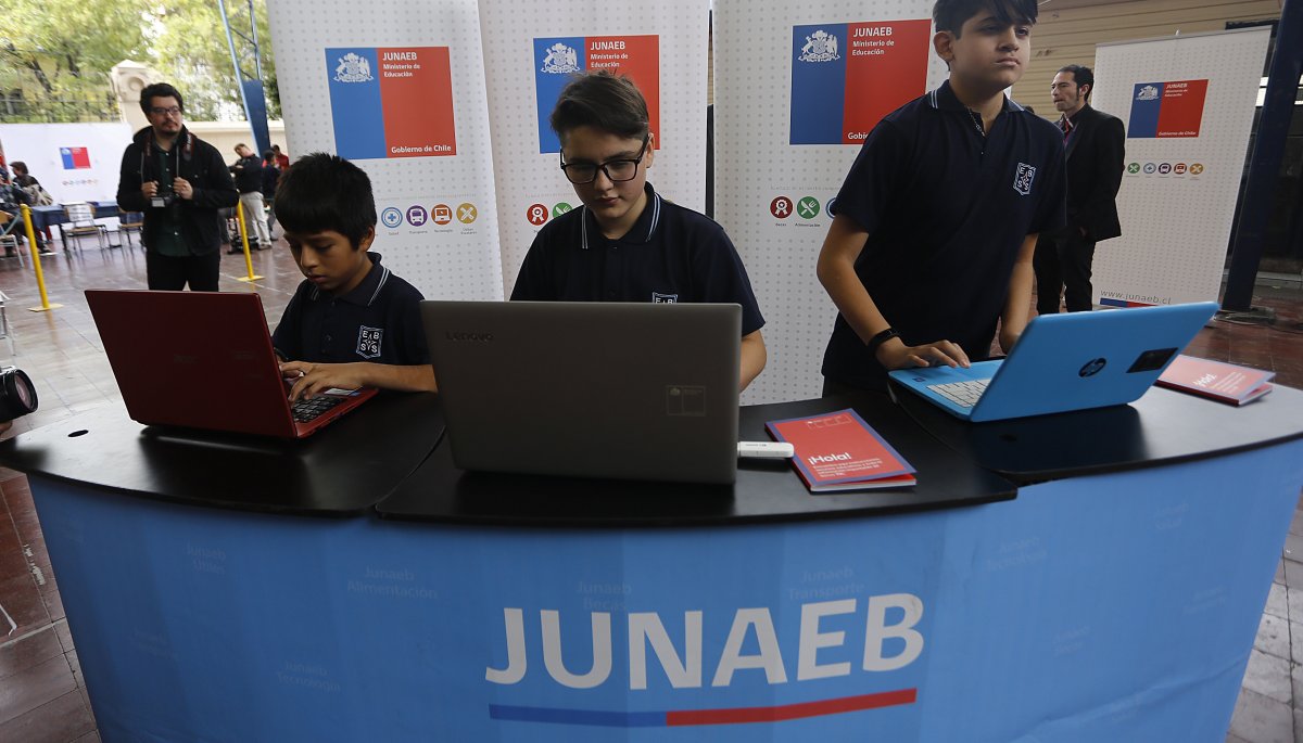 Denuncian Que Junaeb Tiene 10 Mil Computadores Que No Han Sido