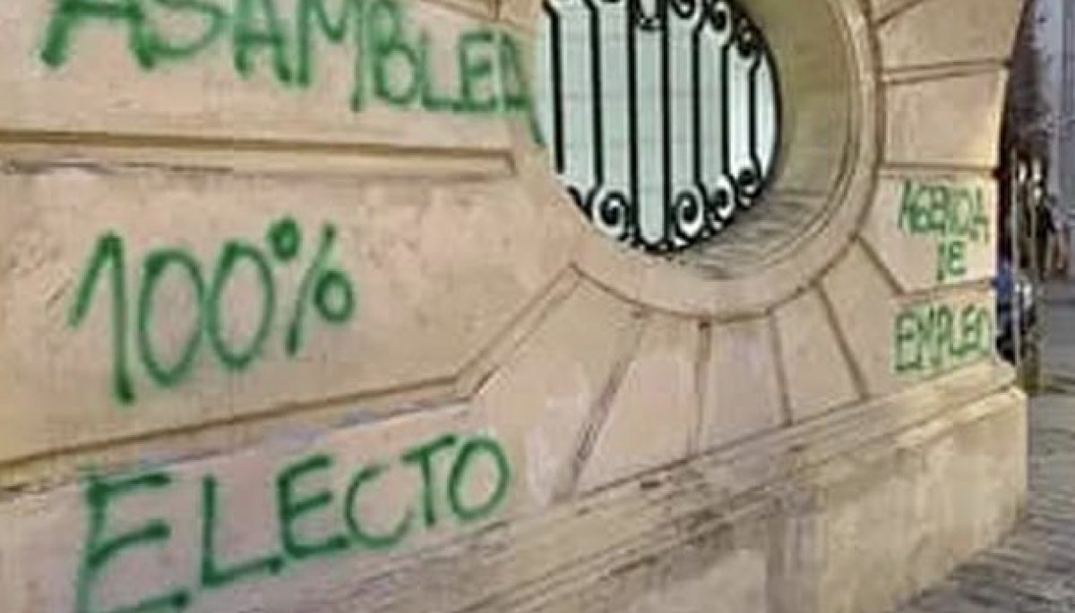 Ciclistas Vandalizaron Sede Central Del Partido Radical En Santiago