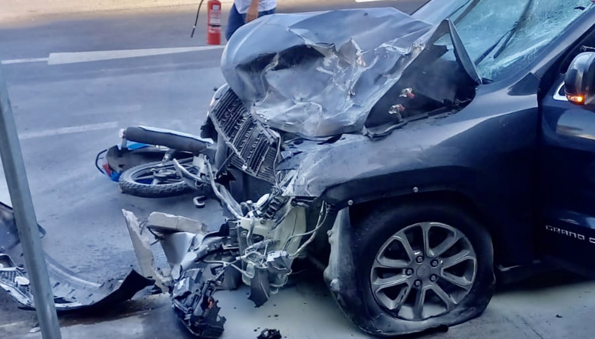 Violenta colisión entre camioneta y motocicleta deja dos personas