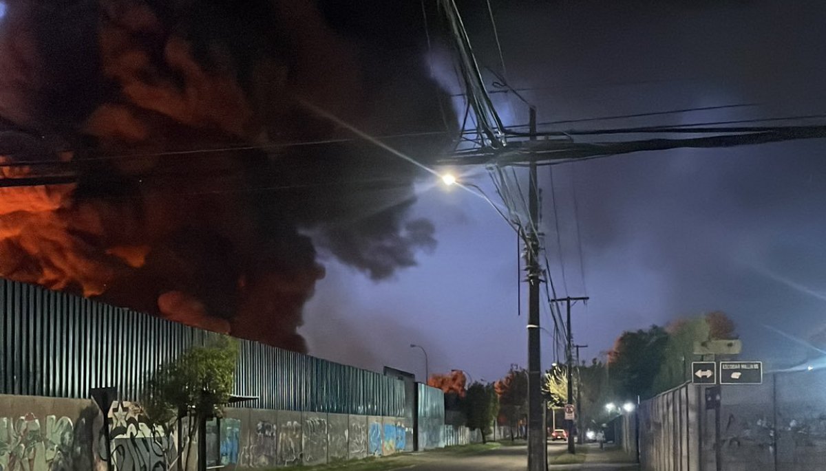 Incendio de grandes proporciones consume una fábrica de plásticos en