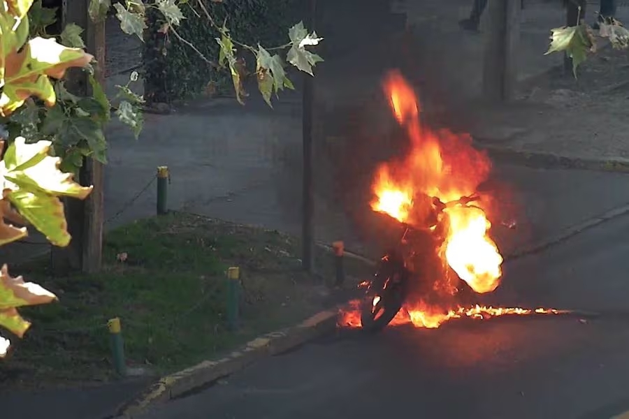 Detienen a hombre que incendió su motocicleta tras molestarse por ser