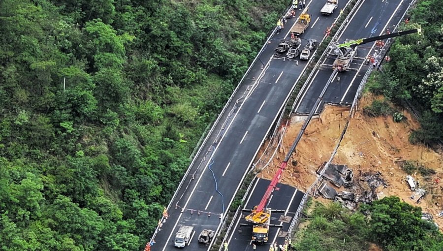 Al menos 24 muertos por enorme derrumbe de un tramo de carretera en sur de China