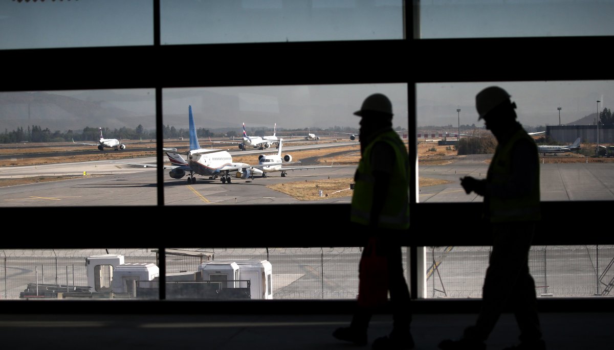 Trabajadores del aeropuerto de Santiago votan este miércoles una nueva