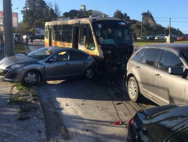 Colisión múltiple involucró a 17 vehículos y dejó a 10 lesionados en La Serena