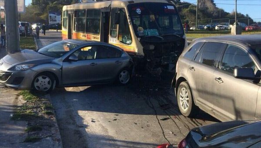 Colisión múltiple involucró a 17 vehículos y dejó a 10 lesionados en La Serena