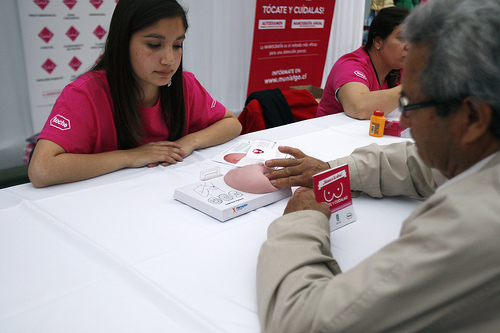 “Mamógrafo Móvil” viajará por todo Santiago enseñando a mujeres a autoexaminarse por el cáncer de mamas