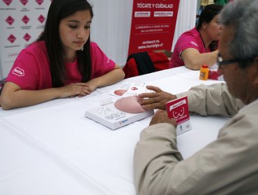 “Mamógrafo Móvil” viajará por todo Santiago enseñando a mujeres a autoexaminarse por el cáncer de mamas