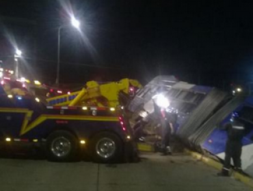 Bus del Transantiago que circulaba sin pasajeros cayó a canal en Huechuraba