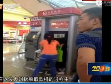 Sólo pasa en China: Una mujer rompió un cajero automático porque no le entregó su dinero