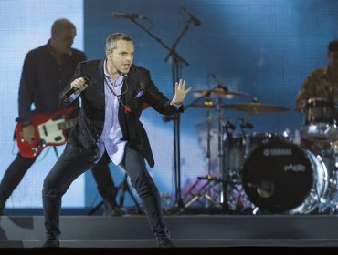 Miguel Bosé besa a guitarrista durante concierto en México