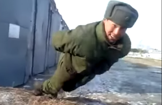 Soldado ruso sorprende al hacer flexiones sin usar sus brazos