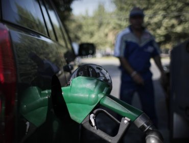 Gasolina de 97 octanos supera los $1000 en sectores de Santiago