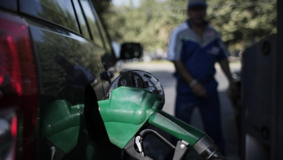 Gasolina de 97 octanos supera los $1000 en sectores de Santiago