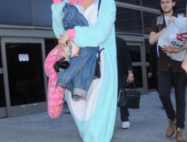 Miley Cyrus revoluciona a las redes sociales con su novedoso y particular vestuario para viajar