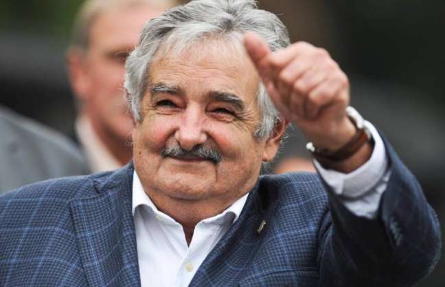 Mujica votó y pidió "bonhomía, alegría y tranquilidad" a los ciudadanos