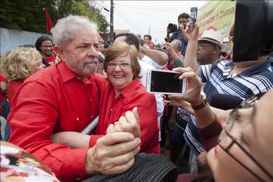 Lula vota con "esperanza y expectativa" en una victoria de Rousseff