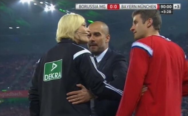Video: Polémica reacción de Guardiola ante arbitro en la Bundesliga