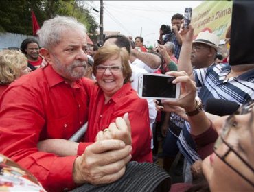 Lula vota con "esperanza y expectativa" en una victoria de Rousseff