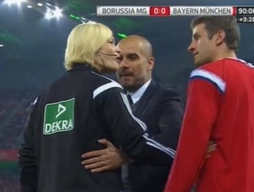 Video: Polémica reacción de Guardiola ante arbitro en la Bundesliga