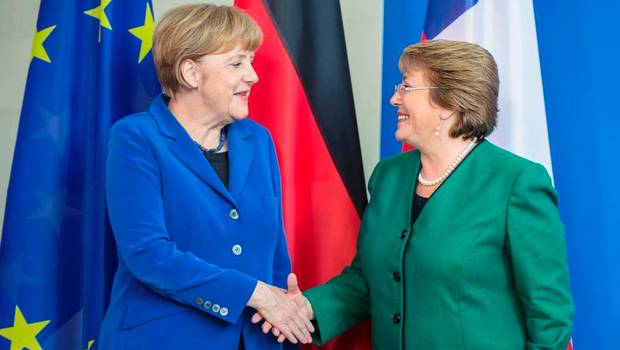 Michelle Bachelet revisa el modelo alemán para implementar la reforma constitucional