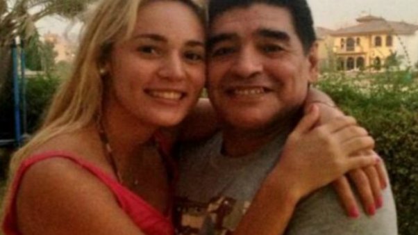 Video: Diego Maradona en evidente estado de ebriedad golpeó fuertemente a su novia Rocío Oliva