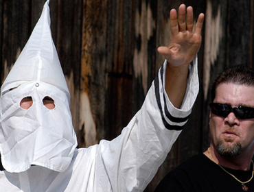 Un hombre vestido de Ku Klux Klan intento entrar al parlamento de Australia