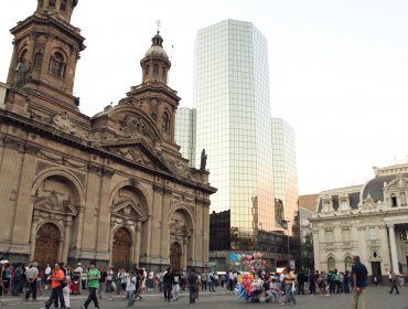 Alcaldesa Tohá declina presentar norma que restringiría acceso a mendigos a Plaza de Armas de Santiago