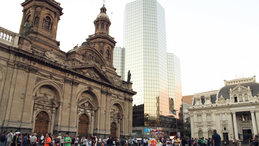 Alcaldesa Tohá declina presentar norma que restringiría acceso a mendigos a Plaza de Armas de Santiago