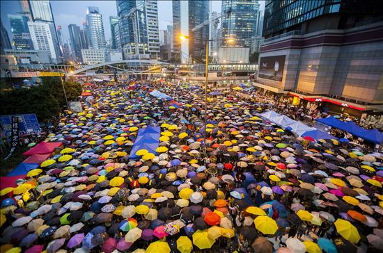 Hong Kong conmemora un mes de protestas con miles de paraguas desafiantes