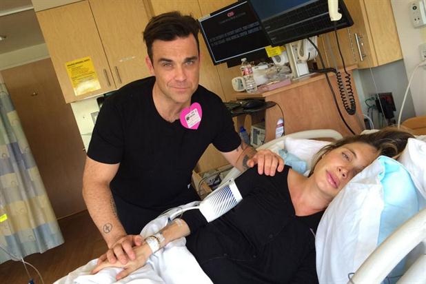 Impactante: Robbie Williams compartió videos del parto de su esposa vía Twitter