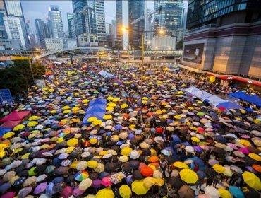 Hong Kong conmemora un mes de protestas con miles de paraguas desafiantes