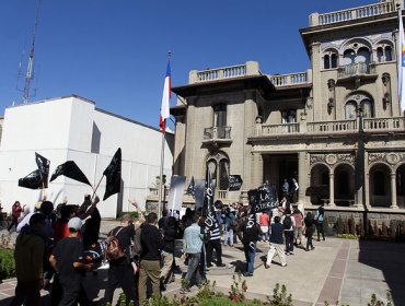 Locatarios de Providencia se manifiestan frente a la municipalidad