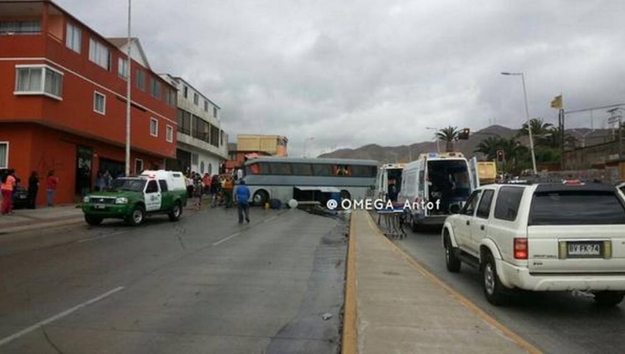 Choque múltiple deja al menos tres personas atrapada entre los fierros en Antofagasta