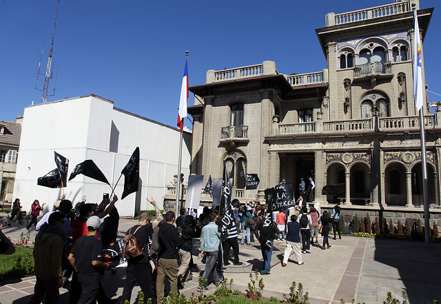 Locatarios de Providencia se manifiestan frente a la municipalidad