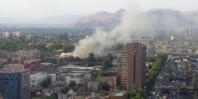 Incendio afecta zona cercana a Parque los Reyes en el centro de Santiago