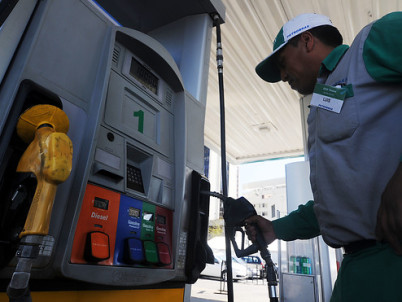 Hasta 8,6 pesos por litro bajarán las bencinas este jueves según Enap