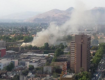 Incendio afecta zona cercana a Parque los Reyes en el centro de Santiago