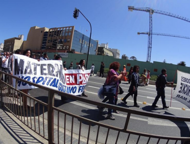 Funcionarios del Hospital Gustavo Fricke encienden barricadas en protesta por aplicación de encuesta