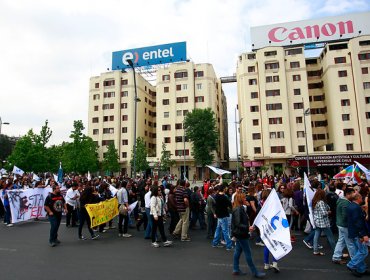 Profesores realizan marcha pese a llamado del Gobierno a deponer movilización