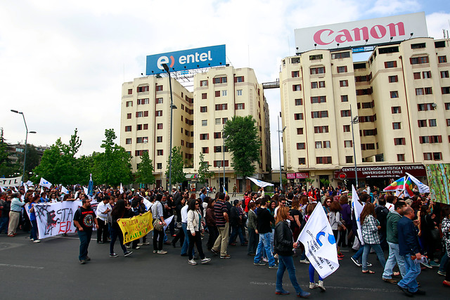 Profesores realizan marcha pese a llamado del Gobierno a deponer movilización