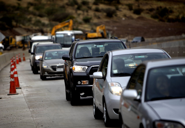 Más de 300 mil autos se espera que salgan de Santiago para este fin de semana largo