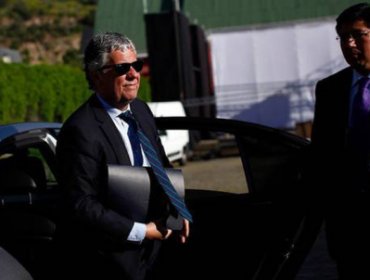 Alumnos de la Universidad Arcis golpean auto del ministro Eyzaguirre