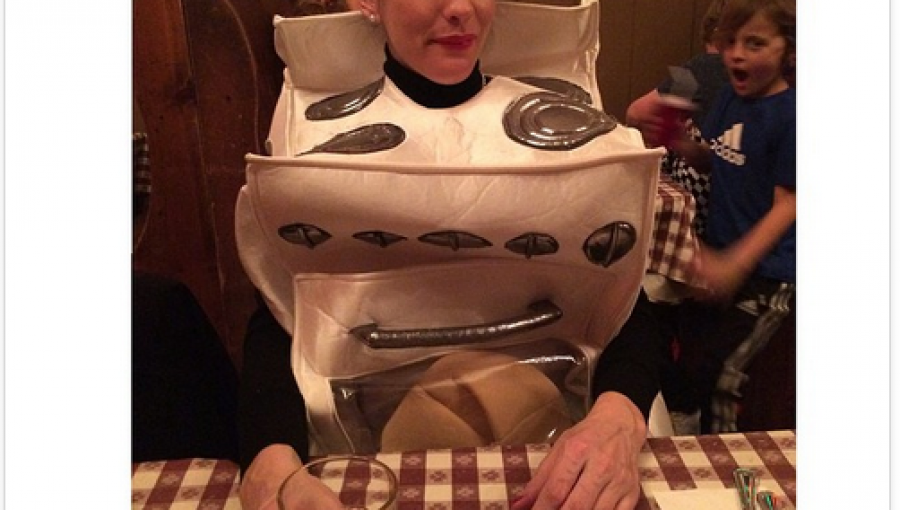 La actriz Liv Tyler confirmó su embarazo con creativo disfraz de Halloween