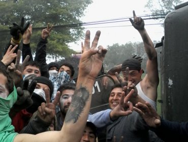 Carabinero se toma divertida selfie junto a pescadores que manifestaban en Valdivia
