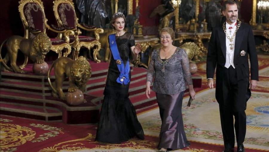 Debutan las Bacheliticosas: Presidenta se mandó flor de #Fail en cena con reyes de España